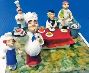 Torturile pe care Simona le decorează cu figurine arată ca nişte pagini din cărţi de poveşti