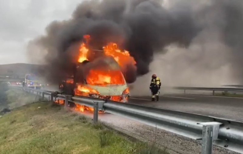 VIDEO | Camionul unui șofer român a luat foc pe o autostradă din Spania. Două echipe de pompieri au intervenit