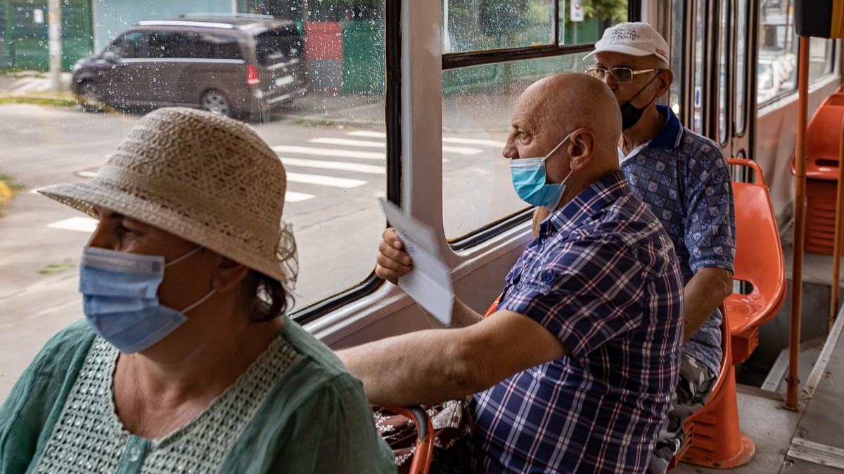Evantaie improvizate pentru a lupta cu căldura din tramvai. Foto: Eli Driu