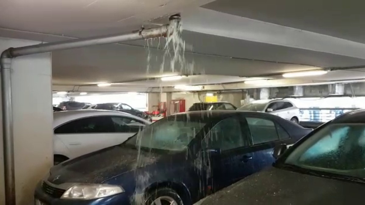 Mașini distruse de scurgerile de apă în parcarea Aeroportului Otopeni