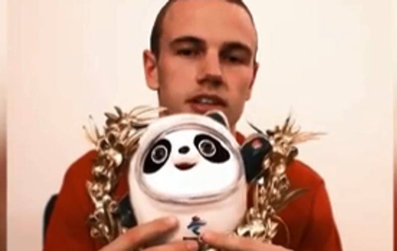 Un sportiv elvețian și-a scos la licitație mascota olimpică primită pentru bronzul de la snowboard: „Banii vor merge la Crucea Roșie din Ucraina”