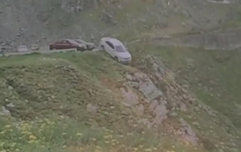 O șoferiță a rămas fără mașină pe Transfăgărășan pentru un selfie: a privit neputincioasă cum autoturismul se face praf