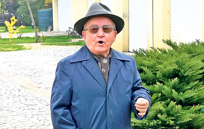 Ca să aibă bani s-o întreţină pe tinerica Alexandra Hodiş, tatăl lui Irinel Columbeanu joacă la Bingo ca să-şi ajute fiul