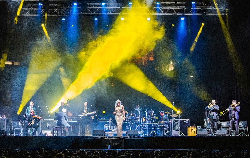 Storm Large, solista formației Pink Martini, despre momentul când a cântat prima dată în România melodia Mariei Tănase „Până când nu te iubeam”: „Nu voi uita niciodată reacția publicului”