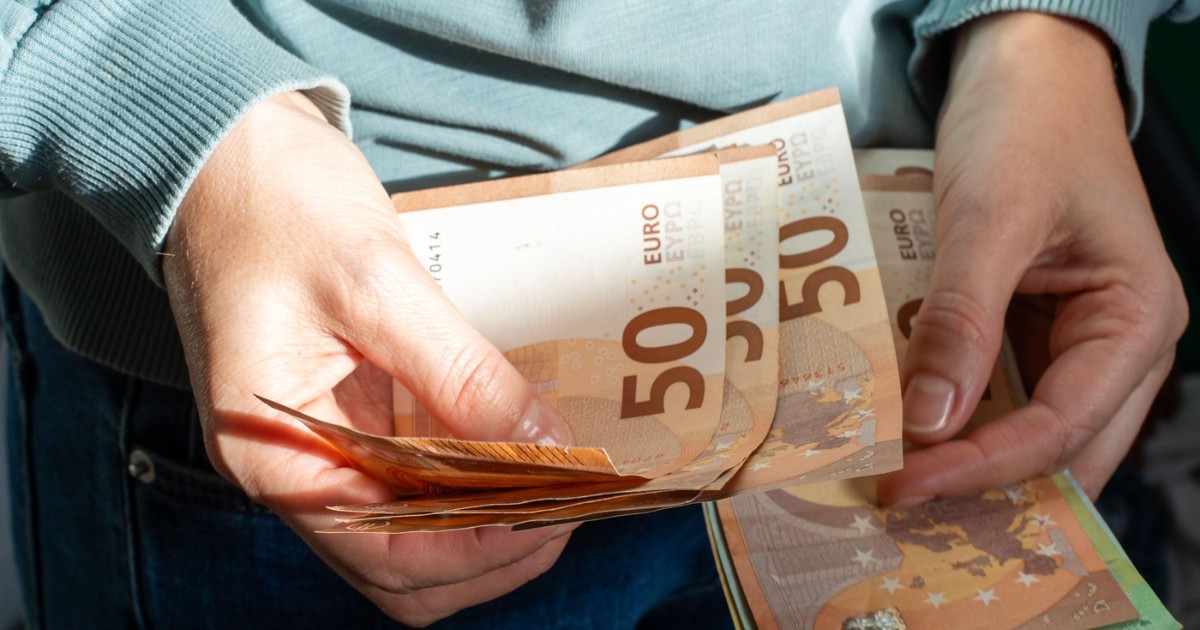 În imagine se văd mâinile unei persoane care ține și numără bancnote de 50 de euro, surprinse într-un cadru apropiat. Fotografia sugerează un context legat de venituri, salariu sau situație financiară, fiind o reprezentare simplă și directă a banilor în viața de zi cu zi.