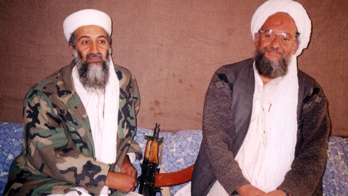 Osama bin Laden (stânga), alături de un alt terorist notoriu, consilierul său Ayman al-Zawahiri Sursa foto: GettyImages