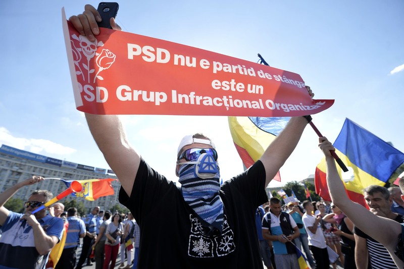 In urma strapungerii cordonului de jandarmi inspre cladirea Guvernului, de catre o parte din participantii la mitingul anti-guvernamental din Piata Victoriei, fortele de ordine au lansat grenade lacrimogene, mai multi manifestanti avand nevoie de asistenta medicala, vineri 10 august 2018. ANDREEA ALEXANDRU / MEDIAFAX FOTO