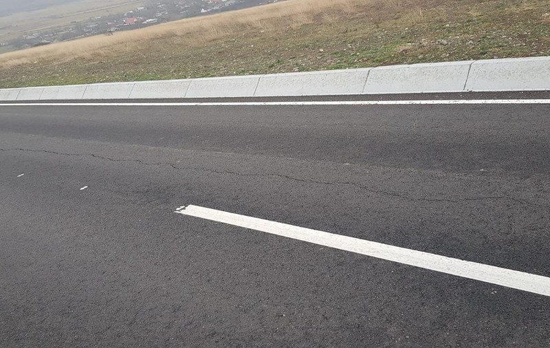Un drum județean care a ajuns să coste un milion de euro pe km începe deja să crape
