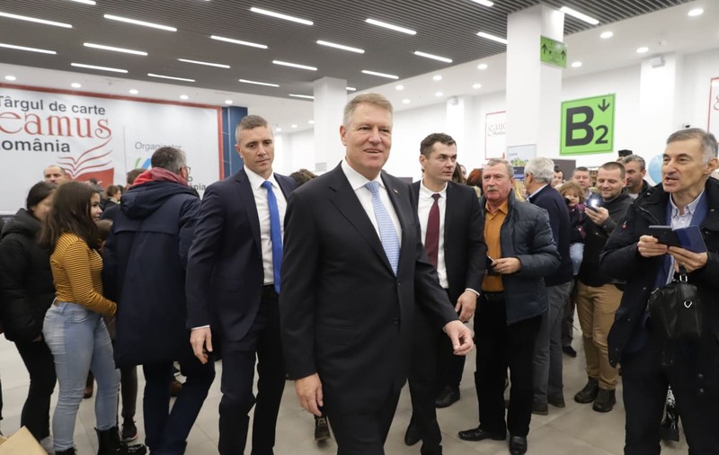 Președintele Klaus Iohannis a vizitat Târgul Gaudeamus. Cu ce mare actor român s-a întâlnit, printre standuri