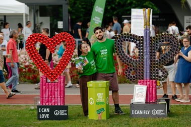 Turneul de instalații „I CAN", realizate integral din doze de aluminiu de artistul Sergiu Chihaia. Foto: Alex Curnic.