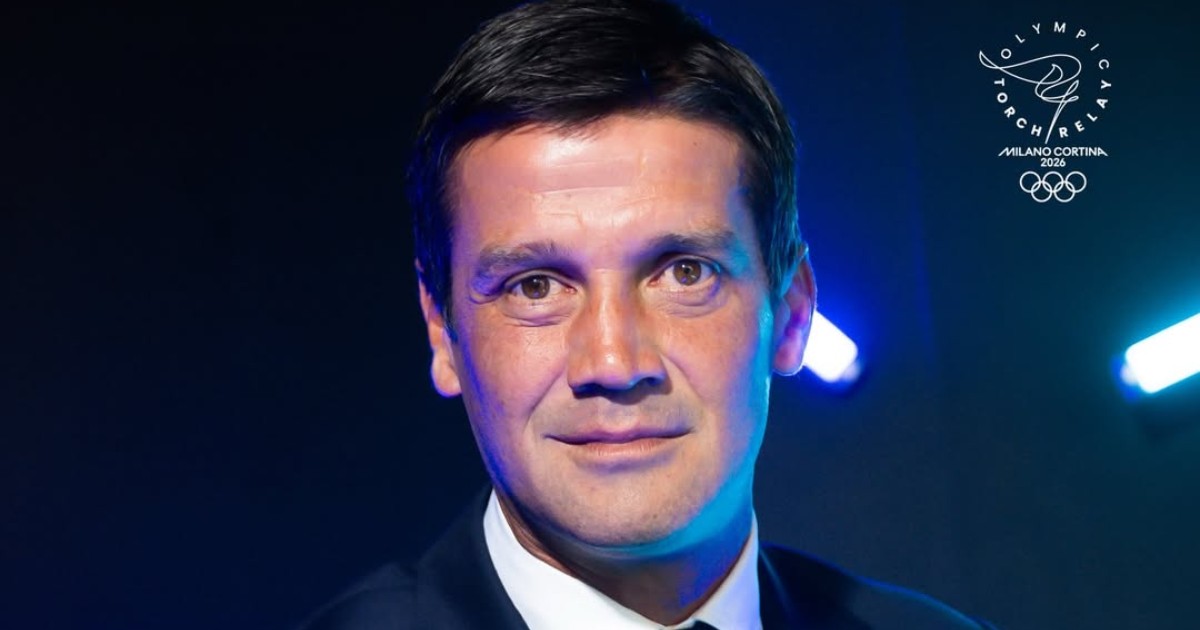 Fotbalistul Cristi Chivu, îmbrăcat la costum, cu o cămașă albă, fotografiat din profil