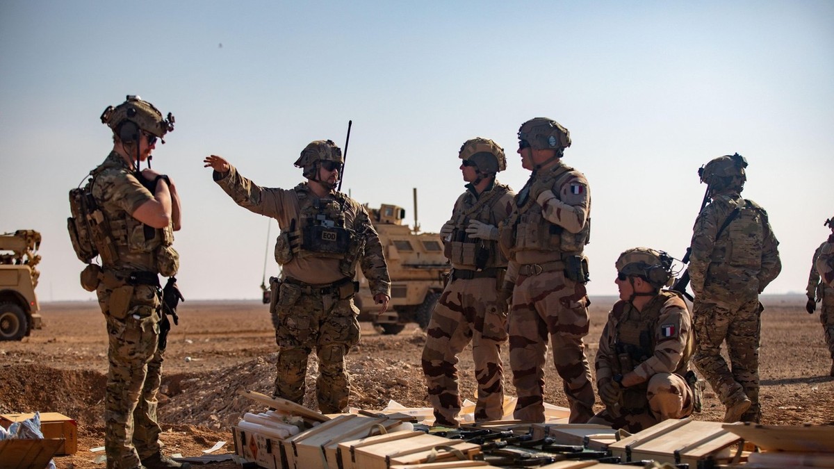 Soldați americani și francezi la baza aeriană Al Asad din Irak Foto: Profimedia