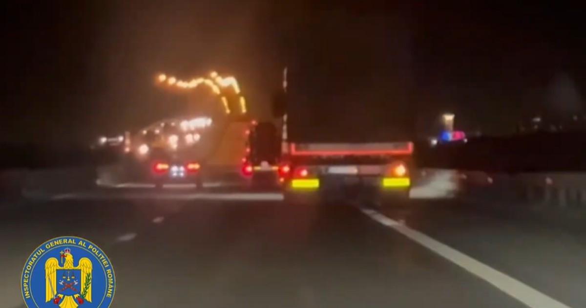Un TIR care circulă pe o autostradă, nerespectând banda