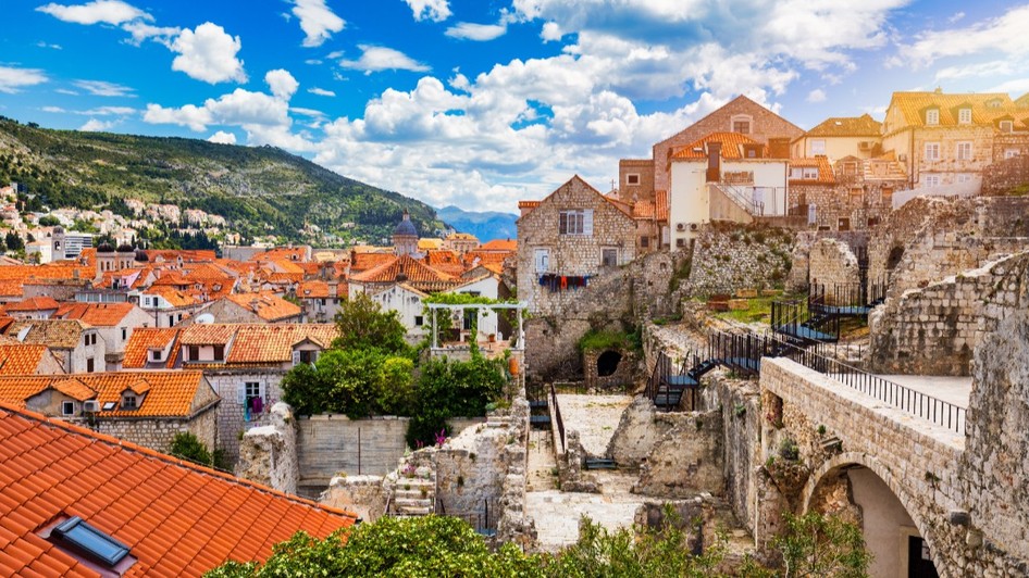 Un oraș european de coastă atrage mai mulți turiști decât numărul populației locale. Sursă foto: Shutterstock