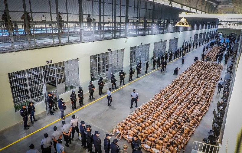 Mii de membri ai bandelor au fost mutați într-o nouă „megaînchisoare”, cea mai mare din America, după ce au fost capturați în El Salvador