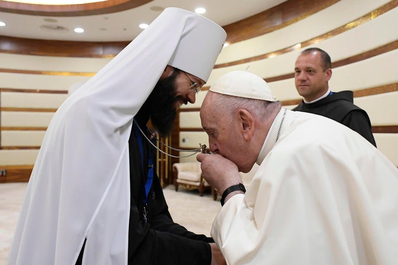 Papa Francisc sărută crucea de la gâtul Mitropolitului Antonie Foto: EPA