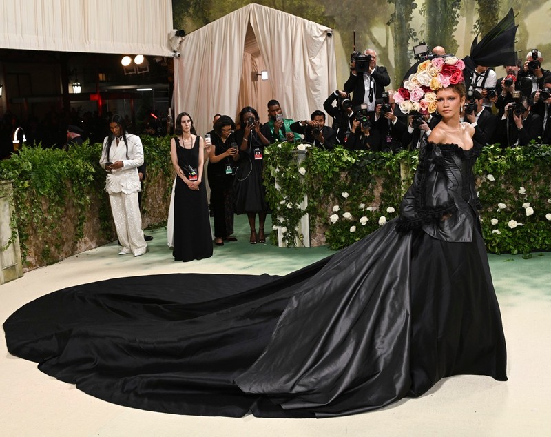 Zendaya a adus drama la Met Gala 2024. A schimbat două ținute, una dintre ele e creată în 1996, anul în care s-a născut