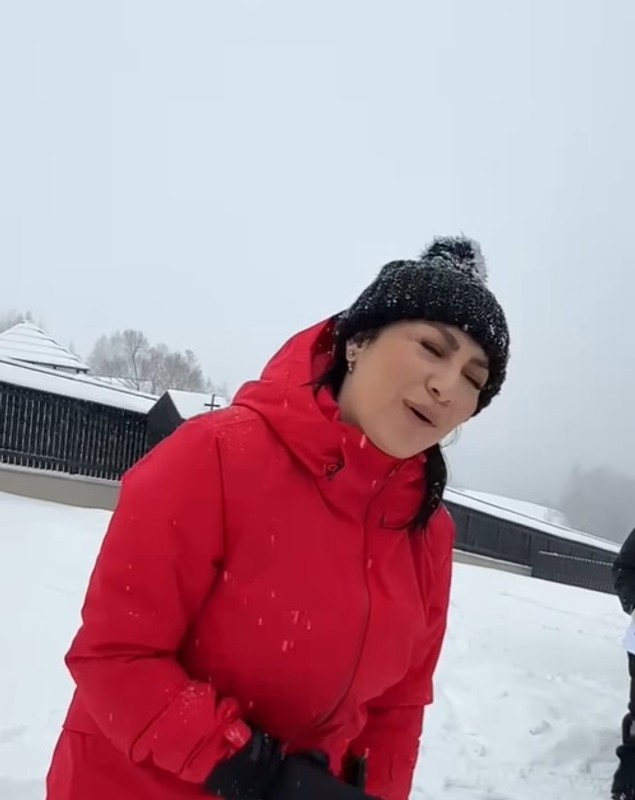Gestul făcut de Andra în curtea Mănăstirii Bran. Trecătorii și credincioșii s-au oprit în fața ei: „Sărbătorile sunt despre astfel de clipe”