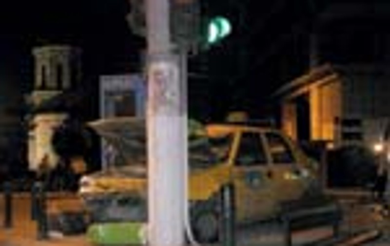 Loviti in plin pe trotuar de un taxi