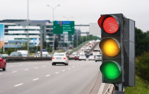 Cum poți să primești o amendă uriașă, chiar dacă ai intrat pe culoarea verde a semaforului în intersecție. Greșeala pe care o fac zilnic mii de șoferi