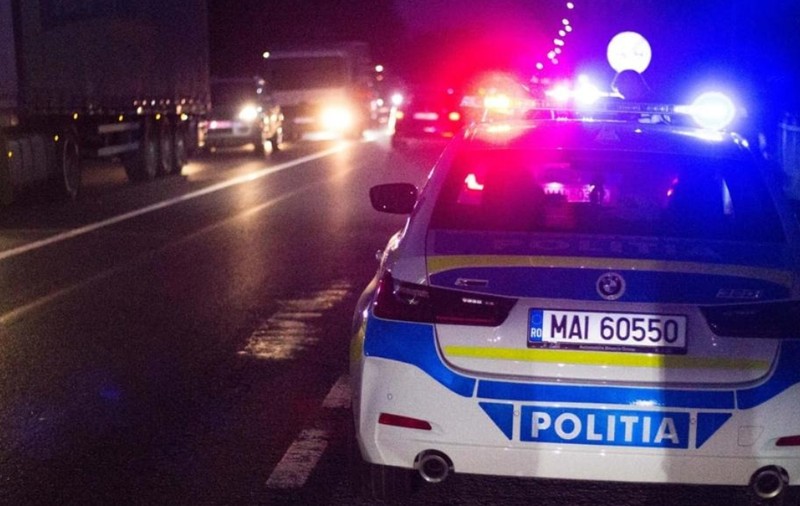 O mașină de poliție în misiune, implicată într-un accident în București. Opt oameni au ajuns la spital, inclusiv doi polițiști