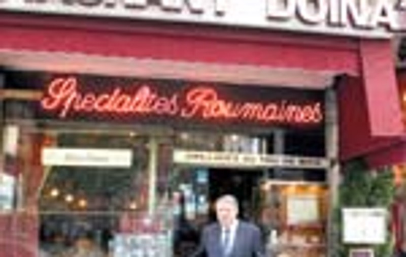 Serveste mititei in inima Parisului
