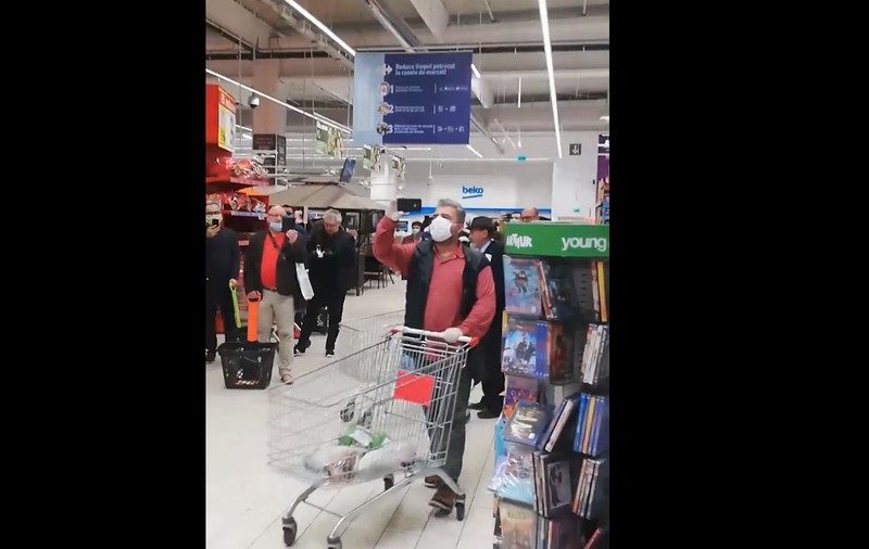 Imagini virale într-un magazin din Piatra Neamț. Clienții au cântat ”Hristos a înviat” în timp ce stăteau la coadă