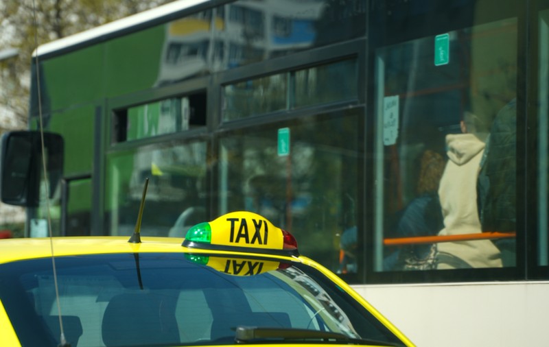 Cinci taximetriști din București și-au pus mintea la contribuție și au ajuns în arestul Poliției