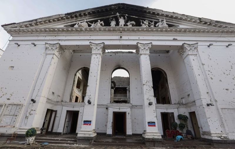 Rușii au demolat jumătate din clădirea teatrului din Mariupol, bombardată în martie, spune un oficial ucrainean