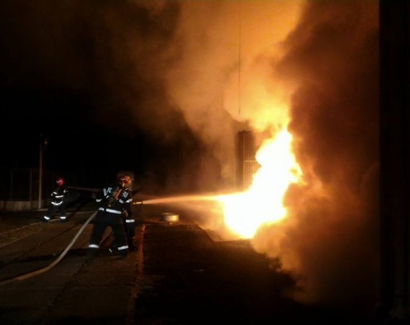 Incendiu violent în Timișoara. Flăcările uriașe au cuprins un transformator electric