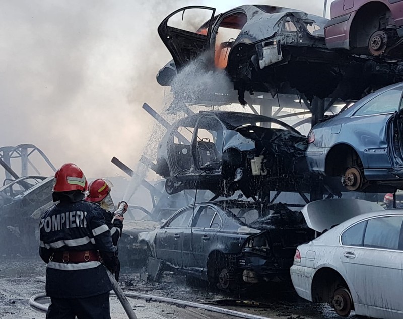 UPDATE/ Incendiu puternic într-un parc auto din Agigea. Focul ar fi pornit de la o rulotă/ VIDEO&FOTO