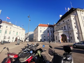 Clădirea cancelariei Austriei (în partea stângă) și cea a președinției (dreapta)