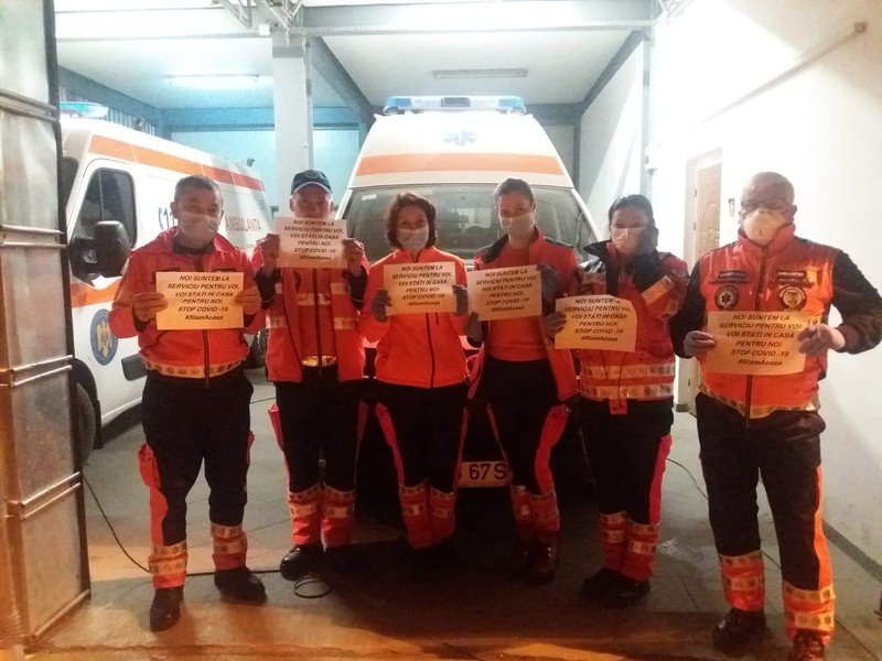 Ambulanţierii din Vaslui au făcut o poză prin care îi îndeamnă pe oameni să stea acasă