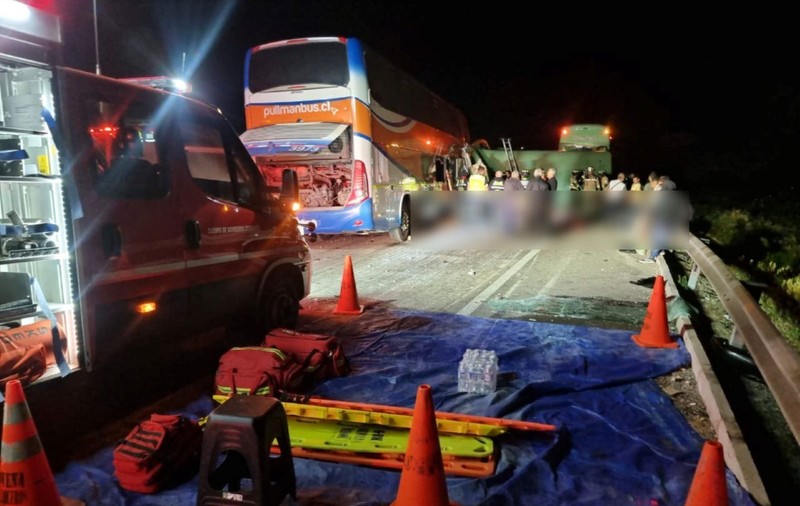 Patru autocare s-au ciocnit violent, 6 morți și 70 de răniți, pe o autostradă din Chile