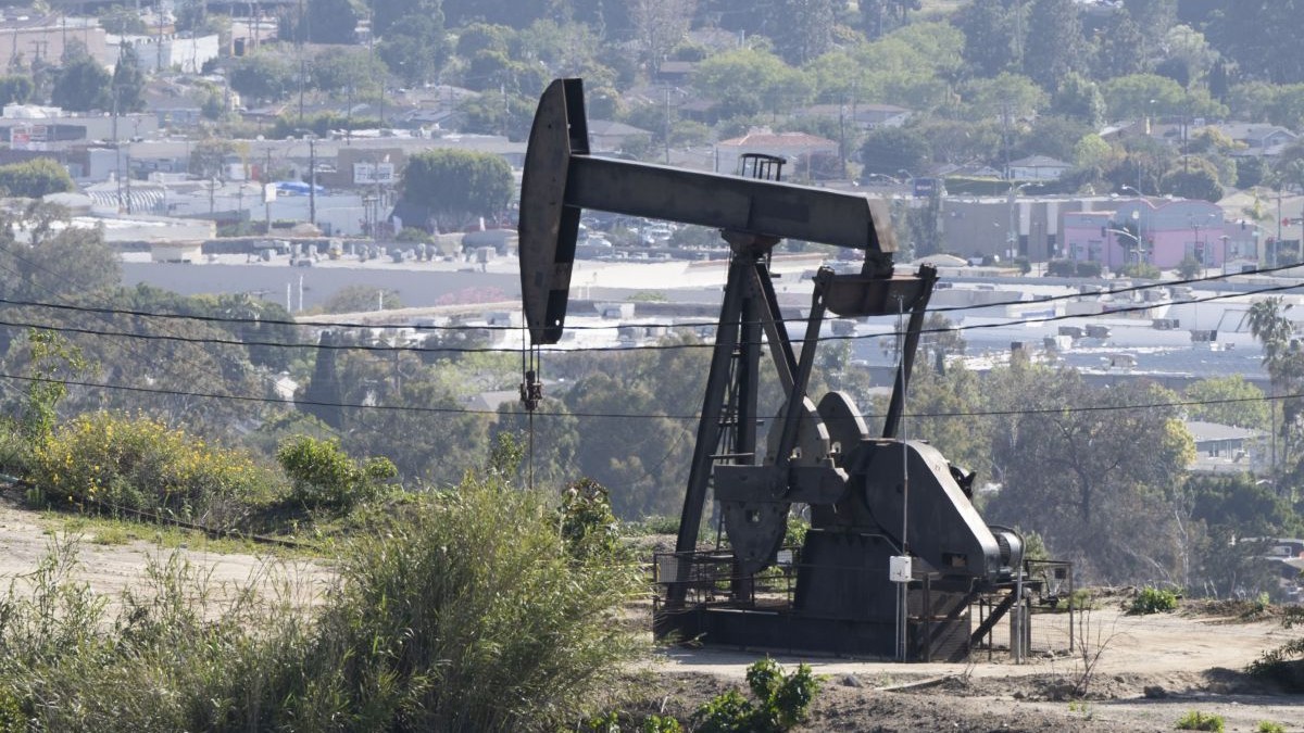 Prețul petrolului scade brusc, deși două nave s-au scufundat în ...