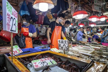 Piețele chineze, aici una în Guangzhou, funcționează acum după reguli mult mai stricte FOTO: EPA