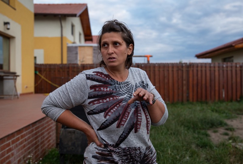 Gabriela în curtea casei