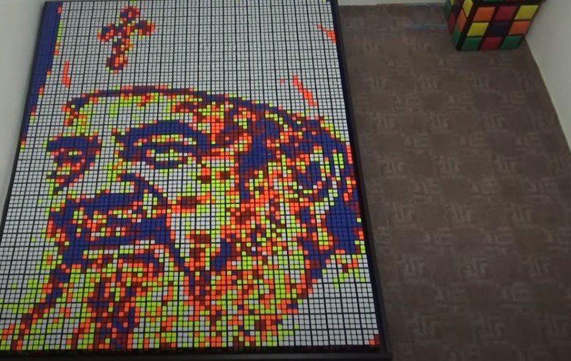 Cristian Leana, câştigător la Românii au talent, i-a făcut un portret din cuburi Rubik Patriarhului Daniel, la împlinirea a 70 de ani