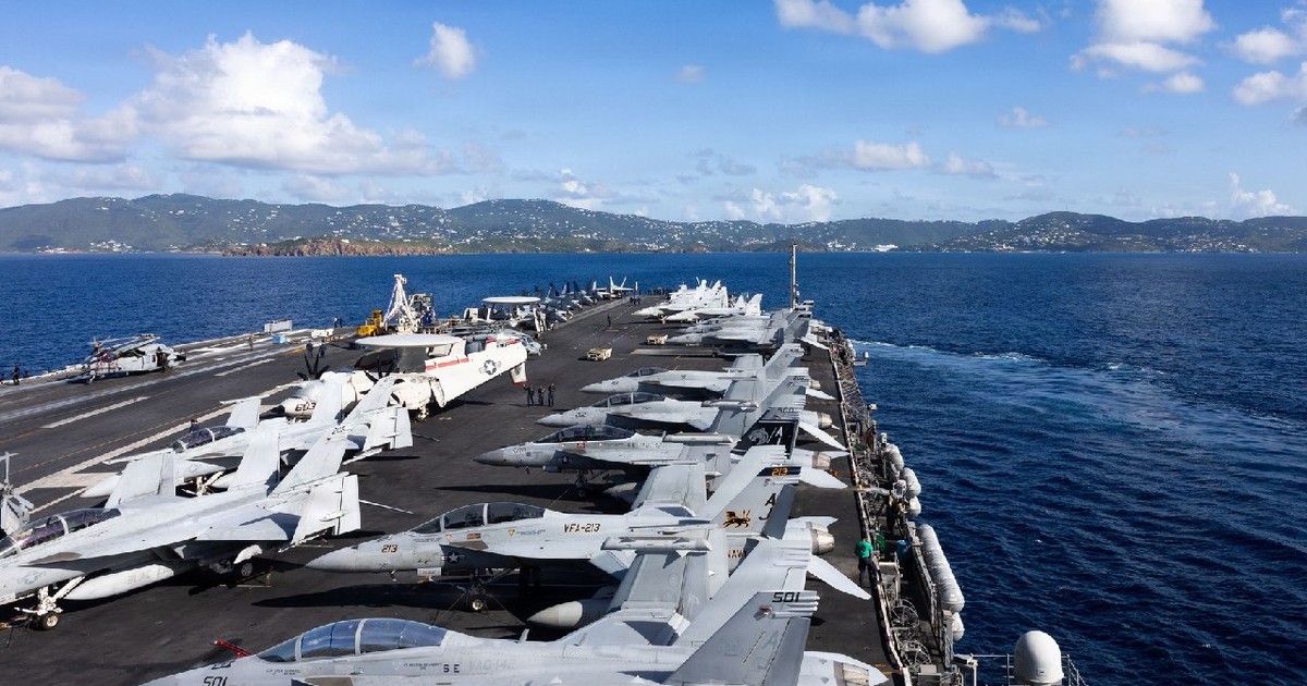 fotografie furnizată de Marina SUA arată portavionul USS Gerald R. Ford (CVN 78) sosind în St. Thomas, Insulele Virgine Americane, pe 1 decembrie 2025