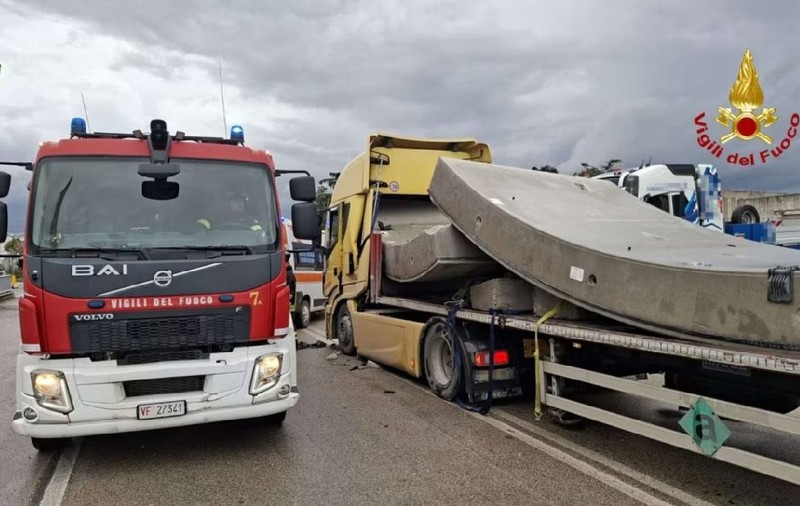 Un șofer român de TIR a murit pe loc după o frână bruscă în timp ce transporta două blocuri de beton, pe o șosea din Italia