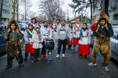 În ziua de Crăciun, Cosmin și grupul lui colindă pe străzile din cartierul Pantelimon din București