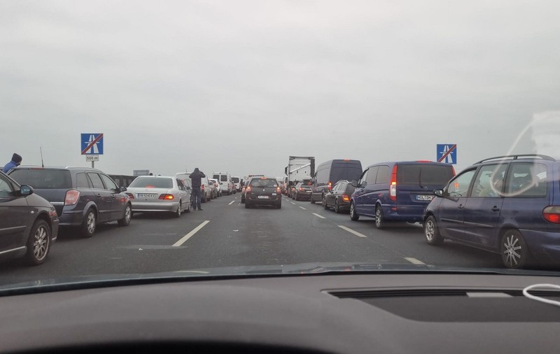 „Am stat 8 ore și acum stau și după foaia de carantină”. Mărturiile românilor blocați la intrarea în țară, la granița cu Ungaria