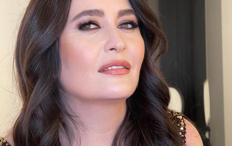 Amalia Năstase, într-o rochie mulată la Festivalul Brazilor de Crăciun. S-a licitat 110.000 de euro pentru un brad