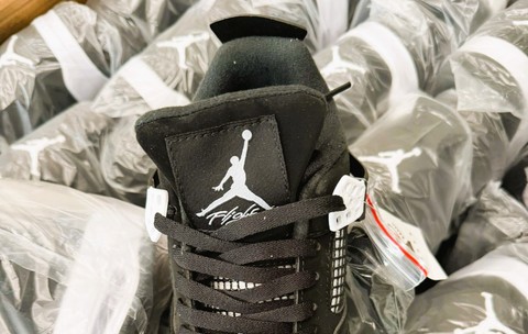 Jante auto „BMW și AUDI” și peste 500 adidași „AIR JORDAN NIKE” „made in China”, confiscați de vameși în Constanța