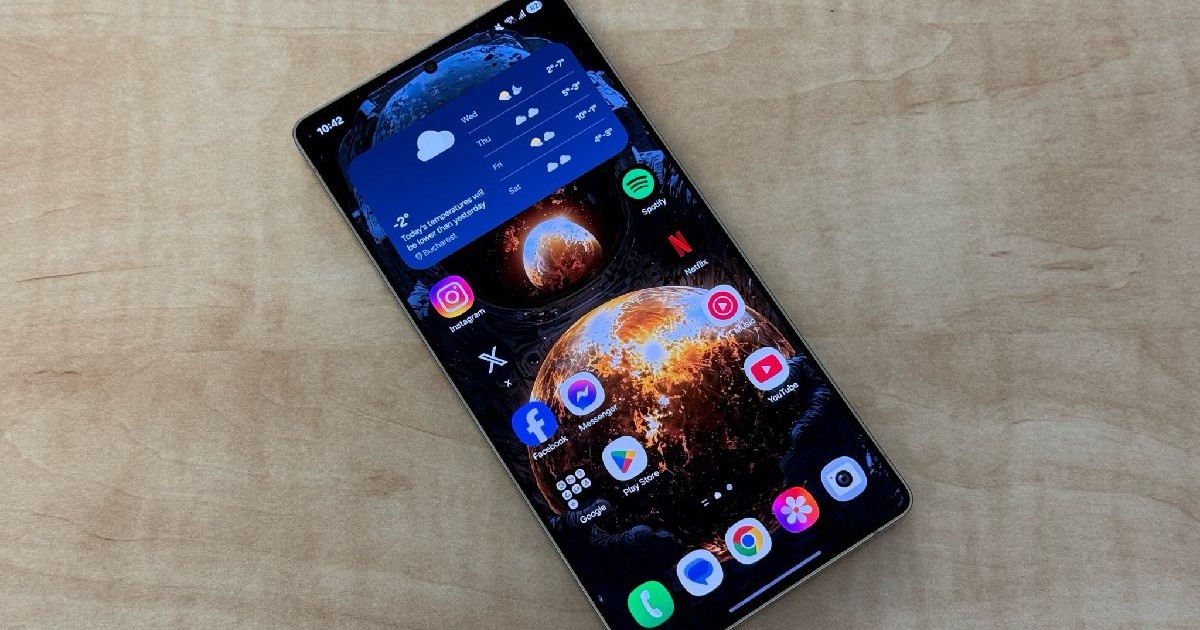 Un telefon Samsung Galaxy S25 Ultra pe un fundal de lemn.