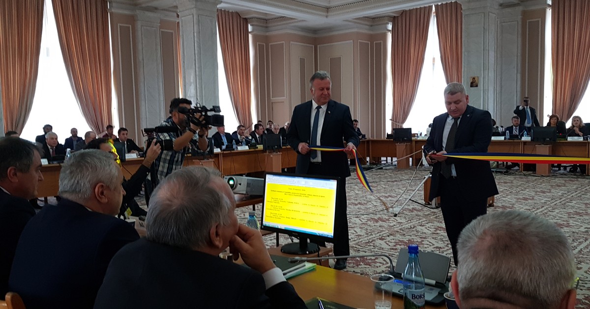 Opoziția a tăiat panglica la audierea ministrului propus la Educație