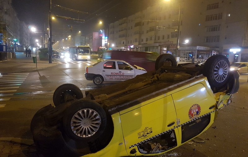 S-a răsturnat cu taxiul în urma unui accident spectaculos în Vaslui. Șoferul, la un pas de moarte | FOTO