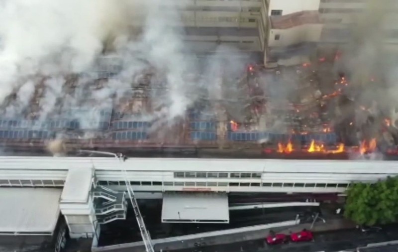 VIDEO | Incendiu de proporții la un spital din Chile. 350 de pacienți au fost evacuați, printre care și bolnavi de COVID