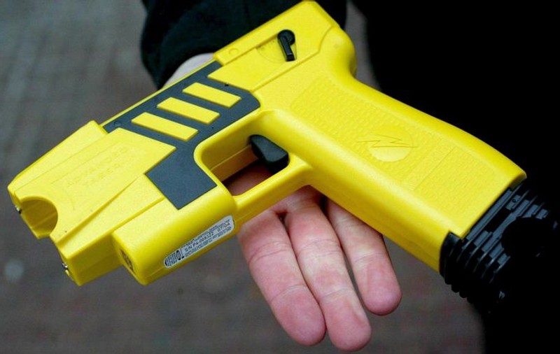 Un elev de 13 ani şi-a electrocutat colegii de clasă