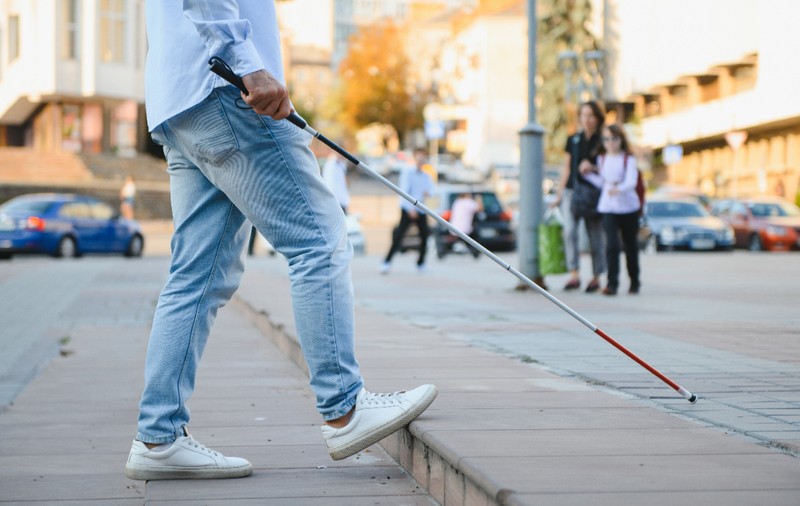 Un bărbat nevăzător a acumulat datorii de 70.000 de euro după ce primăria i-a trimis facturi pe care nu le putea citi